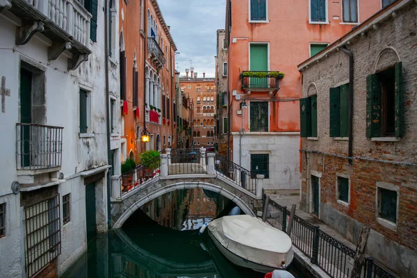 Ruas Estreitas Antigas Barco Grande Canal Veneza Itália — Fotografia de Stock
