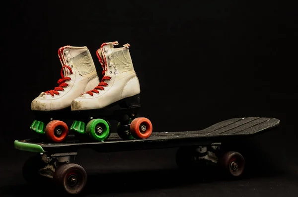 Sepasang Roller Skater Pada Skateboard Terisolasi Pada Latar Belakang Putih — Stok Foto
