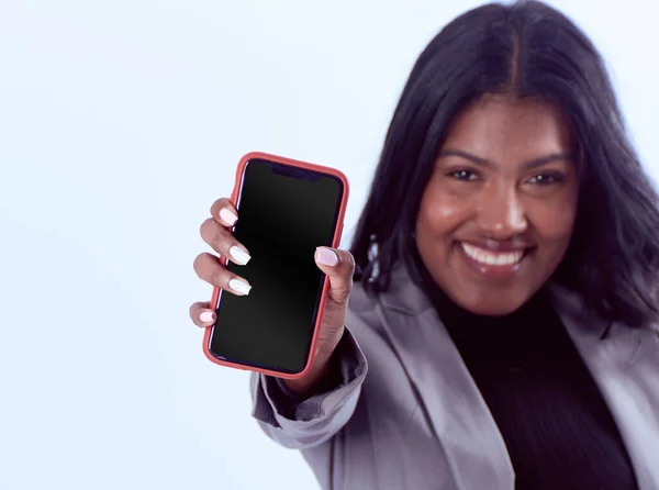 Una Hembra Negra Sonriendo Mostrando Teléfono Inteligente —  Fotos de Stock