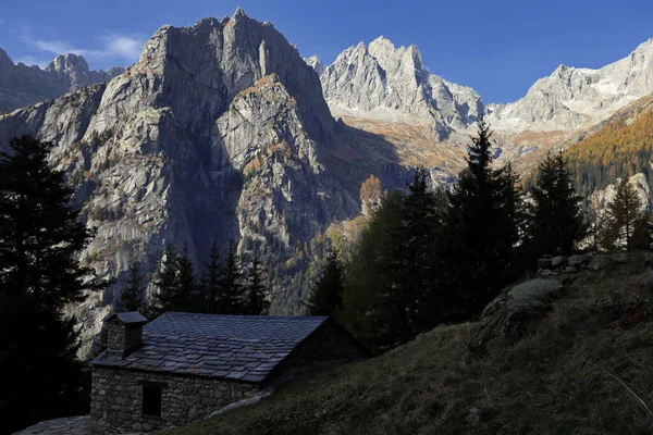 Een Prachtige Opname Van Een Landschap Tijdens Dag — Stockfoto