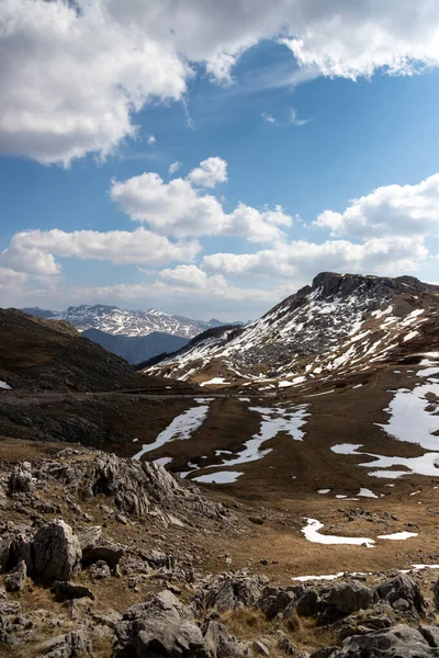 雪の垂直ショット帽をかぶった山々 — ストック写真