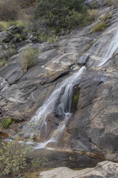 Una Hermosa Vista Cascada Desde Las Rocas — Foto de Stock