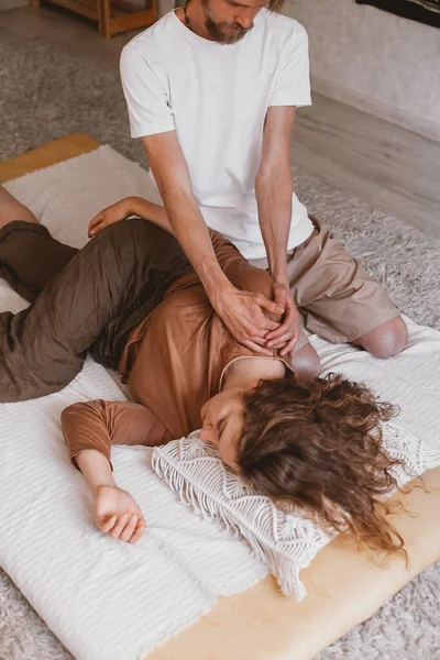 Vertikální Snímek Lékaře Který Provádí Profesionální Masáž Svému Pacientovi — Stock fotografie