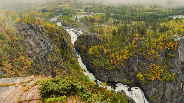 Uma Vista Panorâmica Tirar Fôlego Uma Cachoeira Entre Falésias Altas — Fotografia de Stock