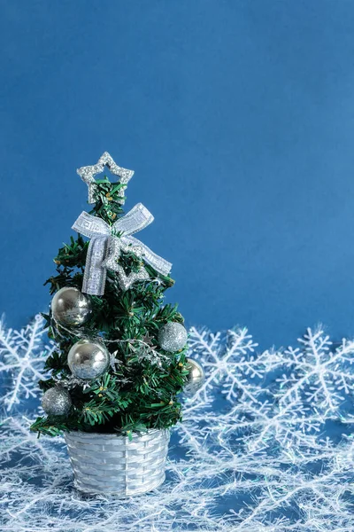 Egy Függőleges Felvétel Egy Apró Karácsonyfáról Díszítéssel Egy Kék Felületen — Stock Fotó