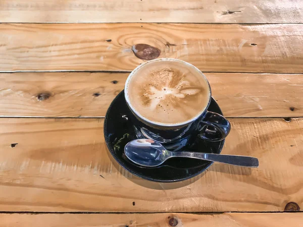 Ein Aromatischer Heißer Kaffee Auf Einem Holztisch — Stockfoto