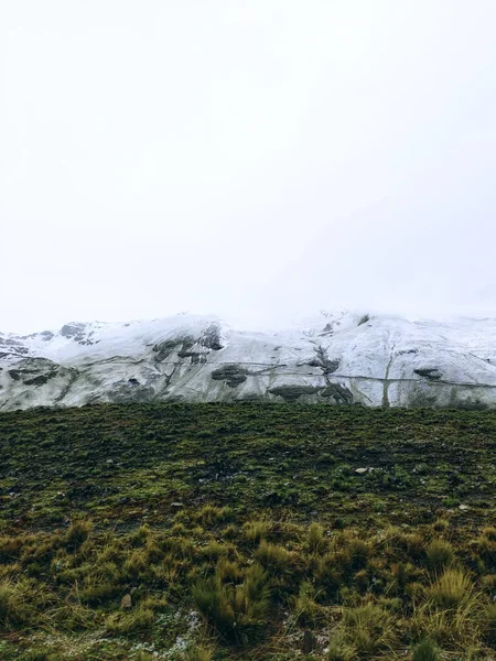 Ένα Κάθετο Πλάνο Ενός Όμορφου Βουνού Καλυμμένου Χιόνι Πάνω Από — Φωτογραφία Αρχείου