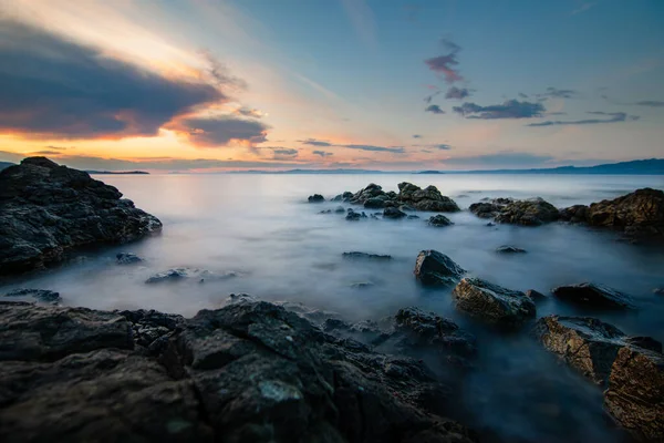 Belo Tiro Uma Costa Marítima Com Rochas Pôr Sol — Fotografia de Stock