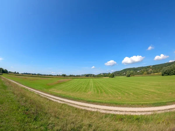 Krajina Nezpevněné Cesty Louce Pod Zataženou Oblohou — Stock fotografie