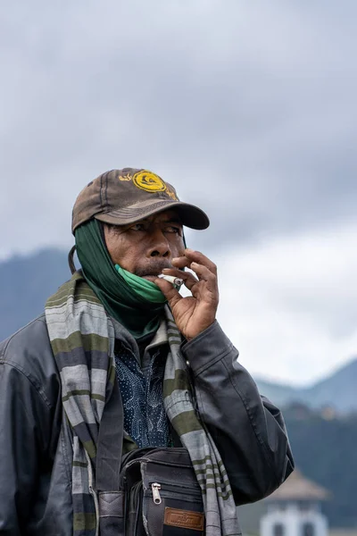发自印第安纳州马朗市 2021年9月25日 一个真正的男性烟民在爪哇布罗莫国家公园的沙地卡尔代拉卖东西 — 图库照片