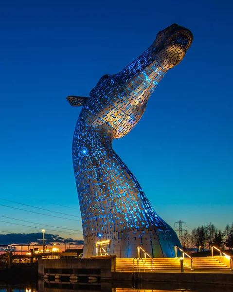 Красивый Снимок Большой Лошадиной Статуи Сделанной Металла Огнями Вокруг — стоковое фото