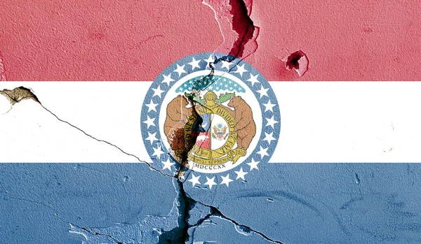 Stare Pęknięte Tło Muru Flagą Stanu Missouri Namalowaną Jego Powierzchni — Zdjęcie stockowe