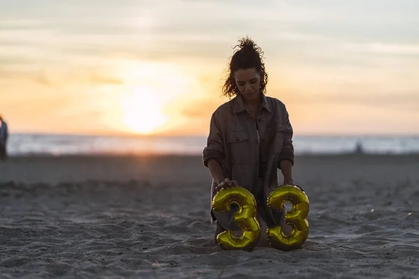 Young Beautiful Model Posing Beach Balloons Her 33Rd Birthday — Stock Photo, Image