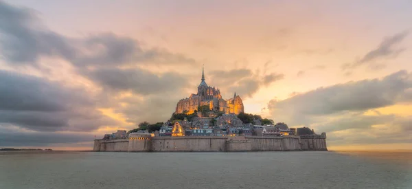 Lenyűgöző Kilátás Mont Saint Michel Falú Városra Naplementekor Franciaországban — Stock Fotó