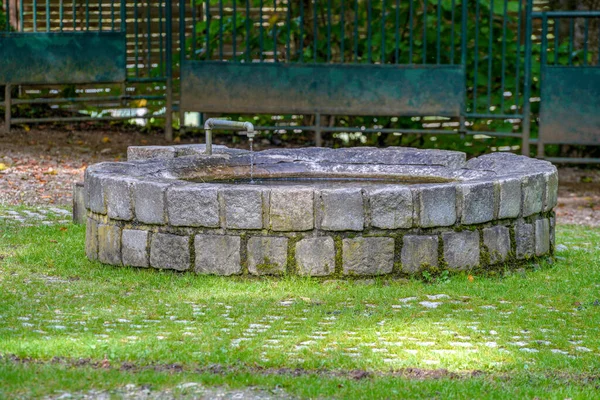 Ein Brunnen Mit Wasserhahn Freien Bei Tageslicht — Stockfoto