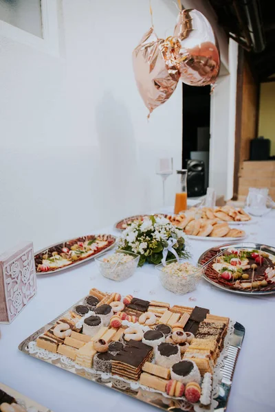 Een Close Van Stukken Snoep Dessert Versierd Voor Een Evenement — Stockfoto