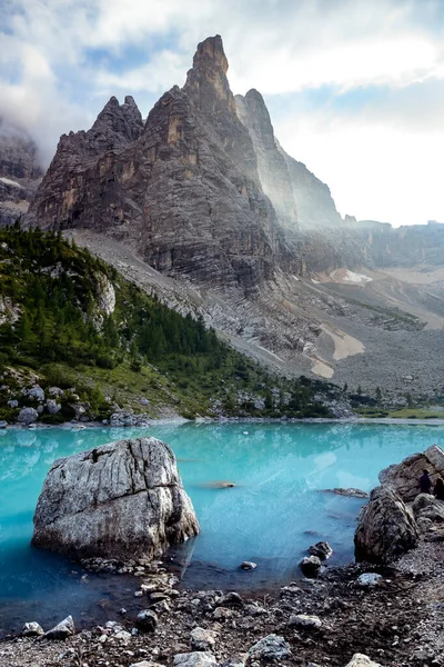 Lago Azul Profundo Uma Área Montanhosa Uma Manhã Ensolarada — Fotografia de Stock