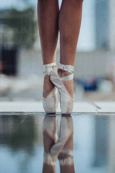 一个穿着尖皮鞋跳舞的芭蕾舞演员 — 图库照片
