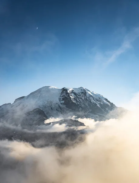 Ein Schöner Blick Auf Einen Schneebedeckten Berg Gegen Einen Bewölkten — Stockfoto