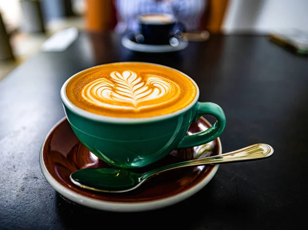 Gros Plan Cappuccino Dans Tasse Verte Sur Table Bois Café — Photo