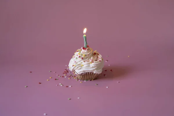 Een Close Shot Van Een Cupcake Met Een Lichtere Kaars — Stockfoto