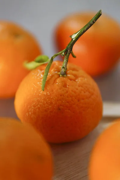 Żywe Pomarańczowe Mandarynki Drewnianym Stole Rozmytym Tłem — Zdjęcie stockowe