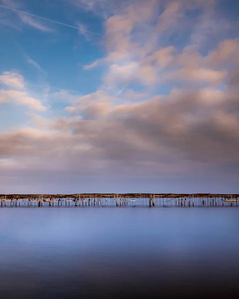 Vertikální Záběr Růžové Modré Oblohy Nad Klidným Jezerem — Stock fotografie