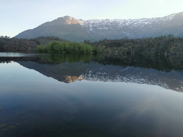 Tiro Cênico Lago Cercado Por Florestas Montanha Sob Céu Azul — Fotografia de Stock