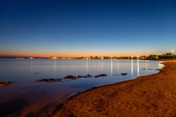 ポルト チェザーロの夕方には 海と都市の光の反射の景色 — ストック写真