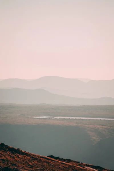 Pionowe Ujęcie Krajobrazu Pod Kolorowym Niebem — Zdjęcie stockowe
