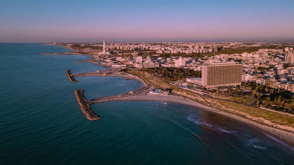 Blick Auf Ein Stadtbild Mit Dem Ozean Der Nähe — Stockfoto