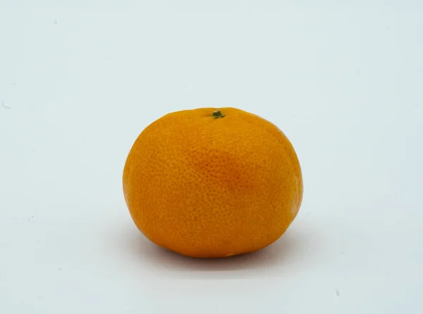 Primer Plano Una Mandarina Aislada Sobre Fondo Blanco — Foto de Stock