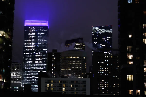 夜はライトアップされた高層ビル群の美しい景色 — ストック写真