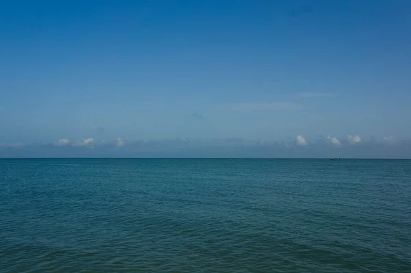 Eine Schöne Aufnahme Des Großen Blauen Meeres Tageslicht Mit Wolken — Stockfoto