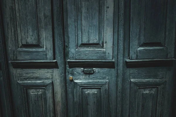 Primo Piano Una Vecchia Porta Legno Dipinta Colore Blu Oceano — Foto Stock