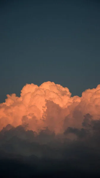 Sebuah Gambar Vertikal Matahari Terbenam Yang Indah Awan Hoya Mora — Stok Foto