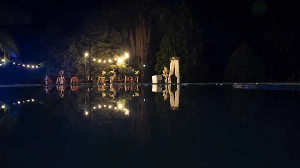 Отражающее Озеро Деревянными Стульями Побережье Свадебной Церемонии Огнями Ночью — стоковое фото