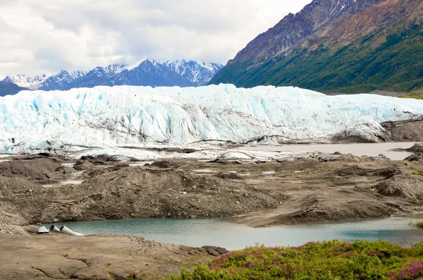 Uma Paisagem Neve Hipnotizante Com Montanhas Lago Contra Céu Nublado — Fotografia de Stock