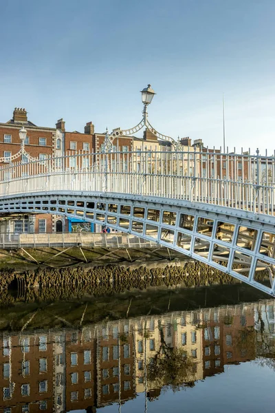 Dublin Ireland 2021年4月16日 哈潘桥的一个垂直镜头 爱尔兰都柏林 2021年4月16日 — 图库照片