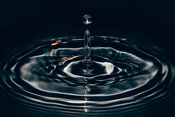 Primer Plano Una Gota Agua Sobre Una Superficie Del Agua —  Fotos de Stock