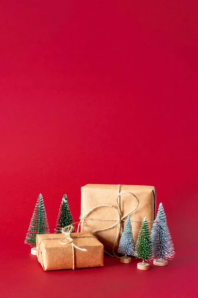 圣诞礼物和小松树在红色背景下与复制空间隔离 — 图库照片