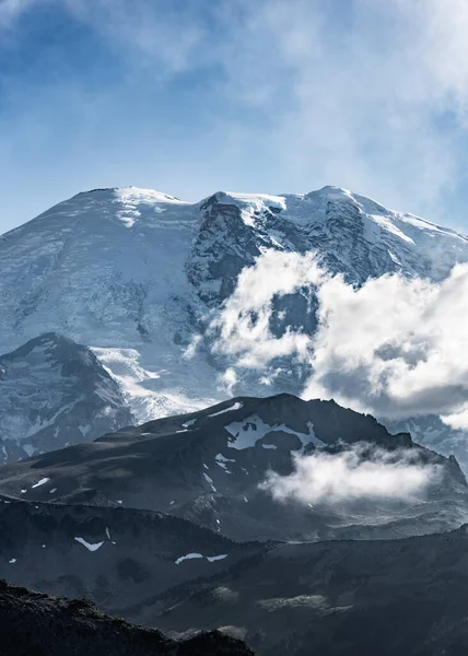 Ein Schöner Blick Auf Einen Schneebedeckten Berg Gegen Einen Bewölkten — Stockfoto