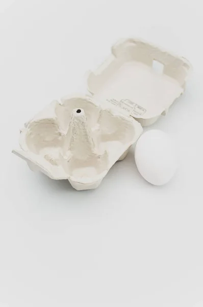 Huevo Una Caja Cartón Huevo Hecho Materiales Reciclables Con Espacio — Foto de Stock