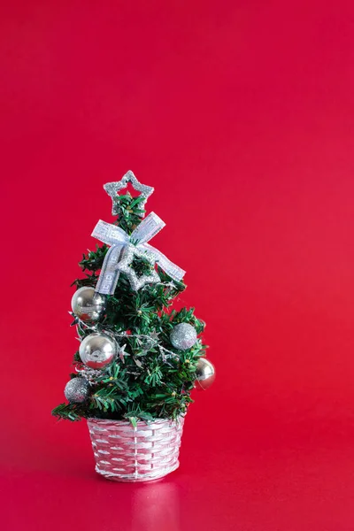 Colpo Verticale Albero Natale Con Ornamenti Argento Isolato Uno Sfondo — Foto Stock