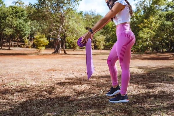 Una Chica Forma Leggins Yoga Rosa Rodando Yoga Mate Parque —  Fotos de Stock