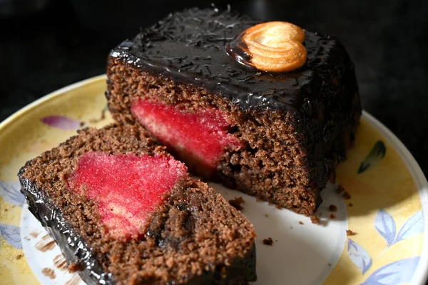 Крупним Планом Знімок Десертів Темний Шоколадний Торт Полуницею Тарілці — стокове фото