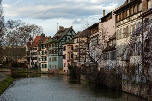 Ένα Κανάλι Νερού Που Περιβάλλεται Από Κτίρια Στο Petite France — Φωτογραφία Αρχείου