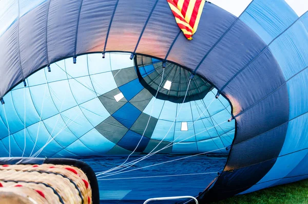 Ένα Πλάνο Του Μπλε Αερόστατου Θερμού Αέρα Προσγειώθηκε Στο Γρασίδι — Φωτογραφία Αρχείου
