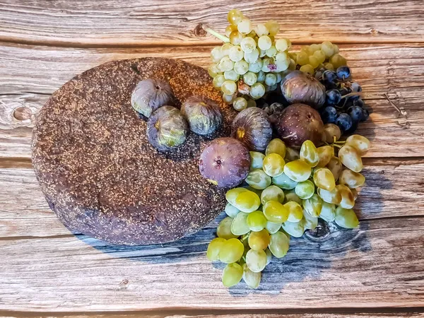 Pandangan Atas Roti Ara Dan Anggur Pada Latar Belakang Kayu — Stok Foto