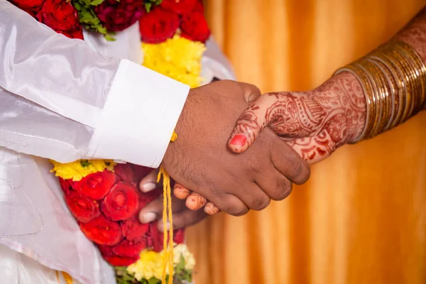 Крупный План Индийской Невесты Жениха Держащихся Руки — стоковое фото